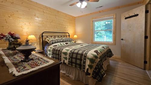 Ένα ή περισσότερα κρεβάτια σε δωμάτιο στο Yellow Creek Cabin