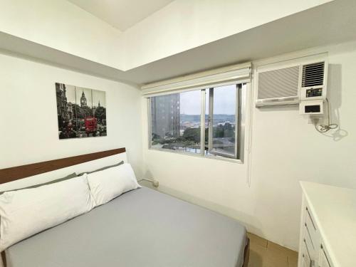 Una cama o camas en una habitación de Heart of CDO Comfy Haven