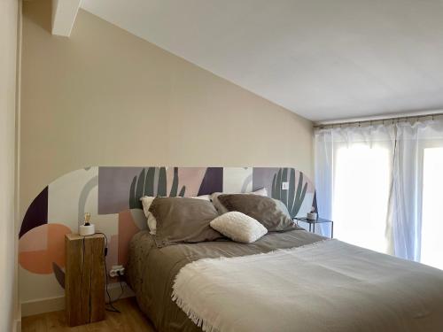 une chambre avec un lit et une grande fenêtre dans l'établissement Eihera Berria, le Moulin du XVIIIème, à Larressore