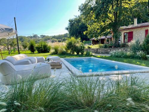 - une piscine dans une cour dotée d'un mobilier blanc dans l'établissement Eihera Berria, le Moulin du XVIIIème, à Larressore