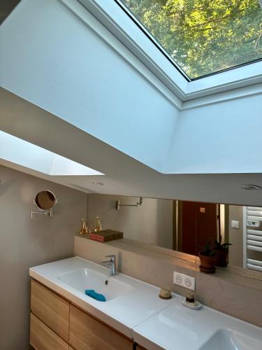 La salle de bains est pourvue d'un lavabo et d'une lucarne. dans l'établissement Eihera Berria, le Moulin du XVIIIème, à Larressore