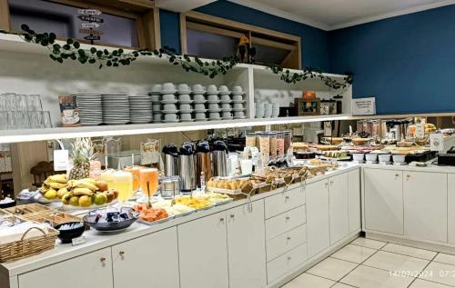 ein Buffet mit viel Essen vorhanden in der Unterkunft Pousada Baía dos Corais in Penha