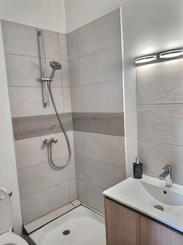une salle de bain avec une douche, des toilettes et un lavabo dans l'établissement Oasis Urbaine, à Évreux