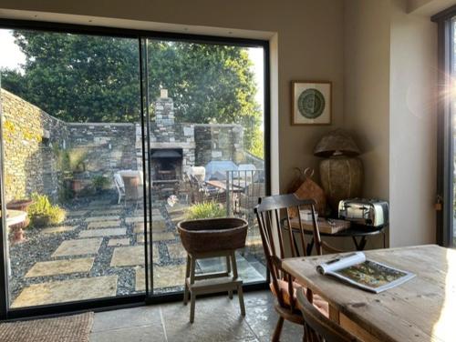 En terrasse eller udendørsområde på Tregrylls Barton