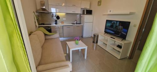 Η κουζίνα ή μικρή κουζίνα στο Cozy family apt Iris only 20m from the beach in Mandre