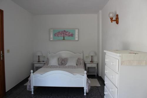 biała sypialnia z łóżkiem i komodą w obiekcie Mi apartamento Mini 2 w mieście Puerto Naos