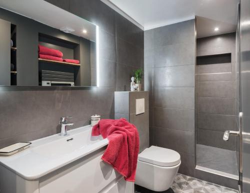 une salle de bain avec un lavabo blanc et des toilettes dans l'établissement LOVELY FLAT IN MONTORGUEIL PARIS, à Paris