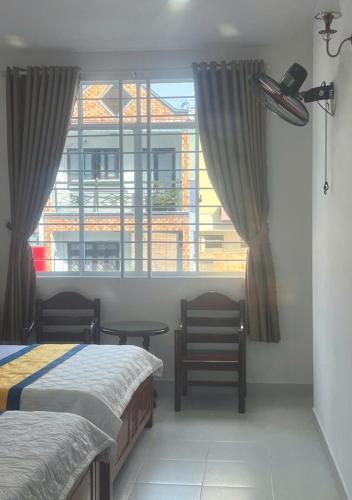 Postel nebo postele na pokoji v ubytování Quốc Minh Trung Hotel