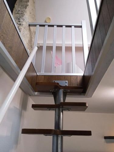 une cage d'escalier avec lucarne dans un bâtiment dans l'établissement Maisonnette en Val de Loire, à Messas