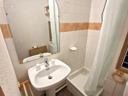 une salle de bain avec un lavabo et une douche dans l'établissement Studio confortable 17 m² pour 2/3 personnes à Valfréjus - FR-1-265-258, à Valfréjus