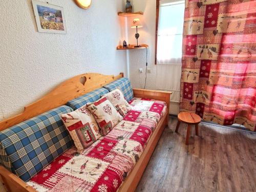 un salon avec un canapé et une fenêtre dans l'établissement Studio confortable 17 m² pour 2/3 personnes à Valfréjus - FR-1-265-258, à Valfréjus