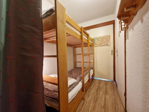 une chambre avec deux lits superposés dans l'établissement Charmant studio 2-3 pers avec balcon à Valfréjus - FR-1-265-214, à Valfréjus