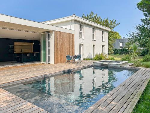 Πισίνα στο ή κοντά στο Villa d'Exception avec piscine & spa à Mérignac - Aeroport - Tram direct centre - Aéroparc Business Center Mérignac - Airbus Thales Safran - Hôpital Charles Perrens - Hôpital Pellegrin - ZI Espace Mérignac Phare