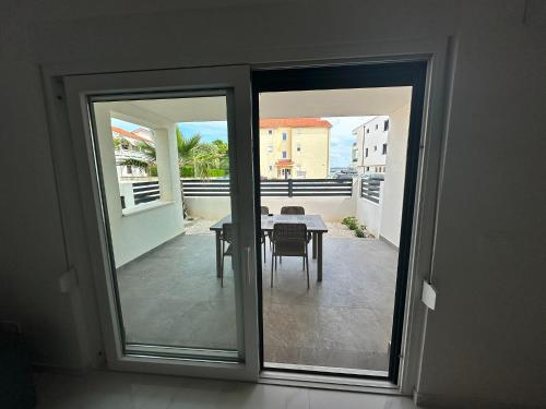 Photo de la galerie de l'établissement Beautiful new PalmTree Apartments II, à Vir