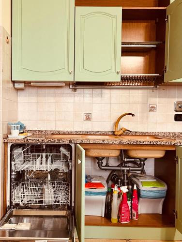 a kitchen with a dish drying rack in a dishwasher at VILLA PATTY ASSISI con SPA in Assisi