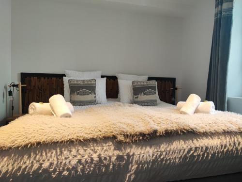 Postel nebo postele na pokoji v ubytování Géraniums Et Neige Fraîche, Maison d'Hôtes avec balnéo massante et sauna privatifs dans certaines suites haut standing