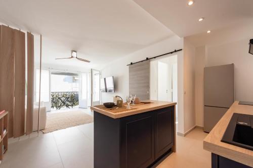 Bright 1-Br Apartment Walk to the Beach