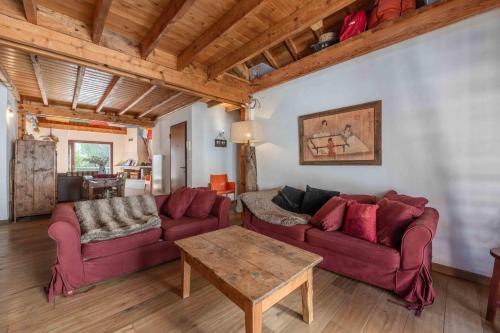 un salon avec deux canapés rouges et une table dans l'établissement Spacious loft on pedestrian street with views, à Chamonix-Mont-Blanc
