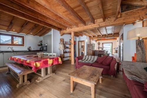 un salon avec une table et un canapé dans l'établissement Spacious loft on pedestrian street with views, à Chamonix-Mont-Blanc