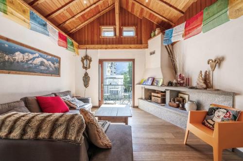 - un salon avec un canapé et des plafonds en bois dans l'établissement Spacious loft on pedestrian street with views, à Chamonix-Mont-Blanc