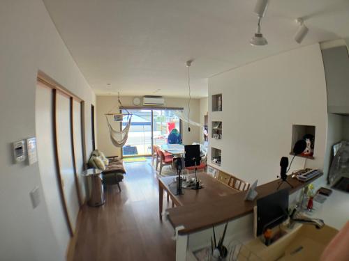 ein Wohnzimmer mit Couch und Tisch in der Unterkunft オルちゅーばーハウス#カプセルホテル風#1人部屋#ホスト居住型民泊#定点カメラにてライブ配信中 in Fukui