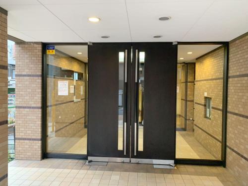 东京Ikebukuro Center! Ikebukuro 6min walk! 池袋中心地带! 池袋车站步行6分! 公寓干湿分离! 智能马桶! 高速无限制网路!Autolock302的带有玻璃门的建筑物入口