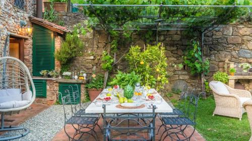 Κήπος έξω από το Citrus Charm Farmhouse, a Country Villa with Pool