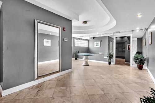 un couloir avec un grand miroir dans un bâtiment dans l'établissement Deluxe modern 1 bedroom in south beach, à Miami Beach