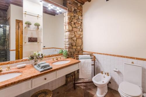 Ένα μπάνιο στο Citrus Charm Farmhouse, a Country Villa with Pool