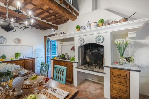 Η κουζίνα ή μικρή κουζίνα στο Citrus Charm Farmhouse, a Country Villa with Pool