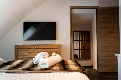 Postel nebo postele na pokoji v ubytování Géraniums Et Neige Fraîche, Maison d'Hôtes avec balnéo massante et sauna privatifs dans certaines suites haut standing