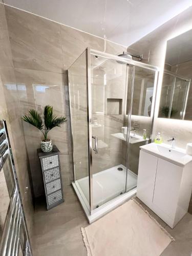 ein Badezimmer mit Dusche, Toilette und Waschbecken in der Unterkunft Modern 2 bed near mall and parking in Golders Green