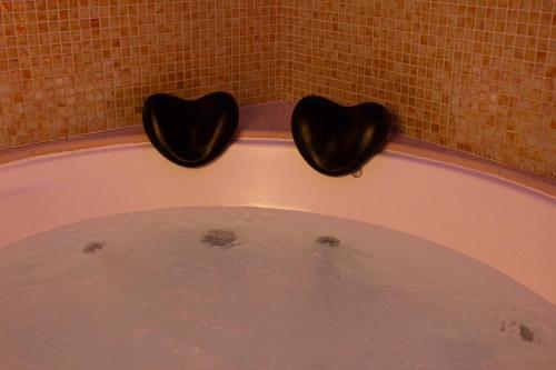 a bath tub with two hearts on the top of it at Casa Nuri de Rei La Pobla Tornesa in Puebla Tornesa