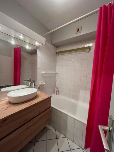 La salle de bains est pourvue d'une baignoire blanche, d'un lavabo et d'une baignoire. dans l'établissement LE CLOS du LAC STUDIO TERRASSE JARDIN et cave Vélos fermée RDC, à Annecy