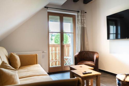 Posezení v ubytování Géraniums Et Neige Fraîche, Maison d'Hôtes avec balnéo massante et sauna privatifs dans certaines suites haut standing