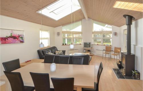 Un comedor y una sala de estar con mesa y sillas. en Three-Bedroom Holiday Home In Orsted, en Ørsted