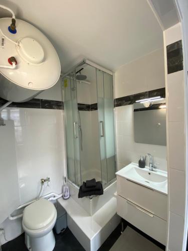 Un baño de 12m2 room with view on Eiffel Tower