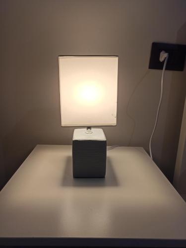 a lamp sitting on top of a table at Le Mirage in Chieti