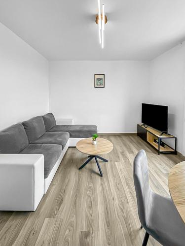 un salon avec un canapé et une table dans l'établissement L'Échappée du Mans, au Mans