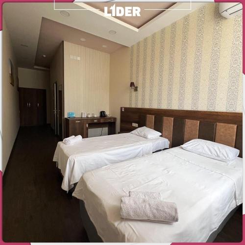 a hotel room with two beds with white sheets at Hotel Lider Complex in Vaykʼ