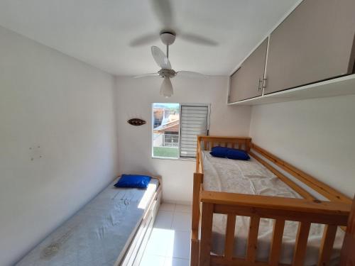 Postel nebo postele na pokoji v ubytování APTO PERTINHO DA PRAIA - Lindo e Equipado! Internet 400mb e 3 Tvs - Completo! TV a Cabo
