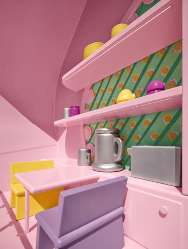 - une cuisine équipée d'une table et d'une étagère dans l'établissement Sleepover at Polly Pockets Compact, à Bayonne