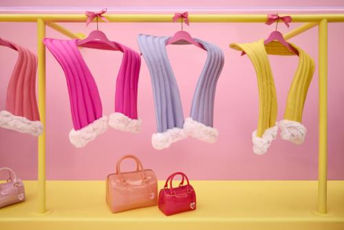 un groupe de porte-monnaie et de sacs à main sur une étagère dans l'établissement Sleepover at Polly Pockets Compact, à Bayonne