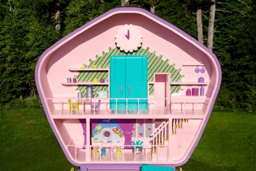Un modèle de maison dans un bâtiment rose dans l'établissement Sleepover at Polly Pockets Compact, à Bayonne