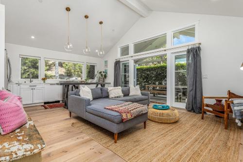 Χώρος καθιστικού στο 727 Sonrisa St home