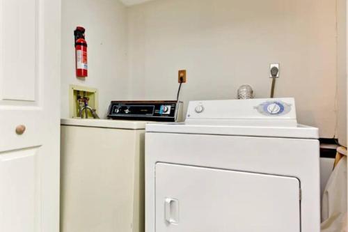 Kuchyň nebo kuchyňský kout v ubytování Ski-In Ski-Out Camelback Village Townhouse - 100 YDS From The Mountain