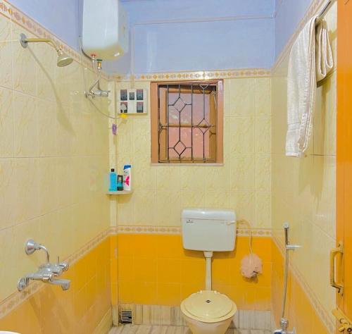 Ένα μπάνιο στο Aastha Apartment with 2 bedroom,Antique Furniture, AC and Kitchen