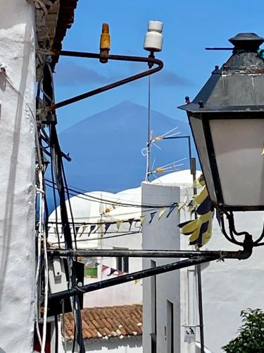 a street light on the side of a building at Casa Chana y Domingo in Agulo