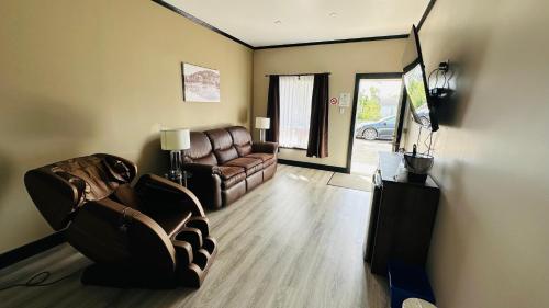 Ruang duduk di Motel 7 Inn & Suites