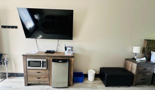 Televisyen dan/atau pusat hiburan di Motel 7 Inn & Suites